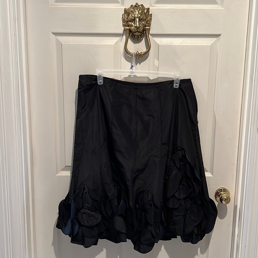 Rickie Freeman TERI JON Black skirt 16W with floral shapes , side zip lined